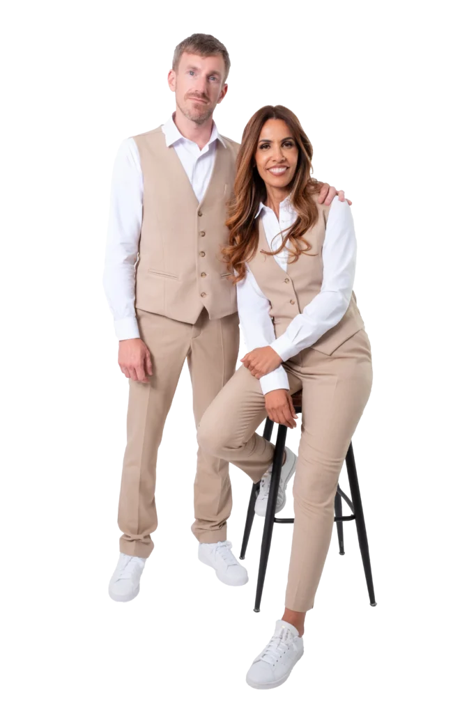 Homme et femme en gilet et pantalon beige avec chemise blanche, tenue de salle Hawaii Uniformes