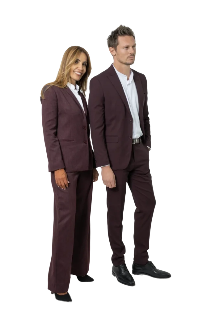 Duo en tailleur-pantalon et costume bordeaux, chemise blanche à col officier