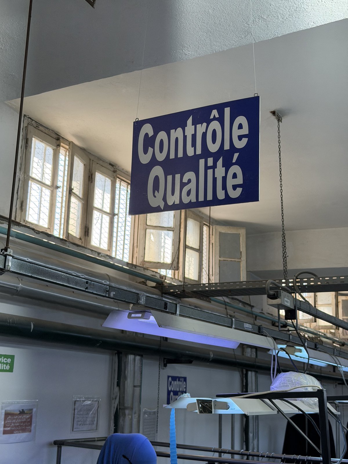 Contrôle qualité des pièces dans l’atelier Hawaii Uniformes Paris