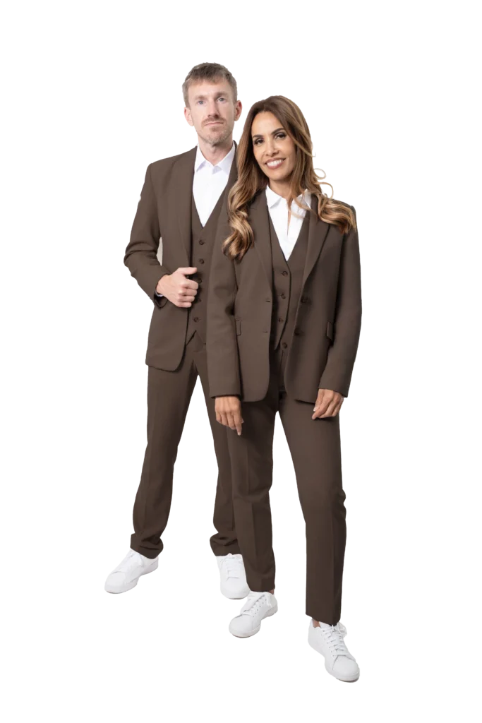 Homme et femme en costume trois-pièces marron, uniformes hôtellerie sur mesure Hawaii Uniformes Paris