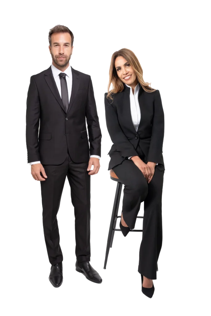 Vendeur en costume noir et vendeuse en tailleur noir, uniformes retail sur mesure Hawaii Uniformes Paris