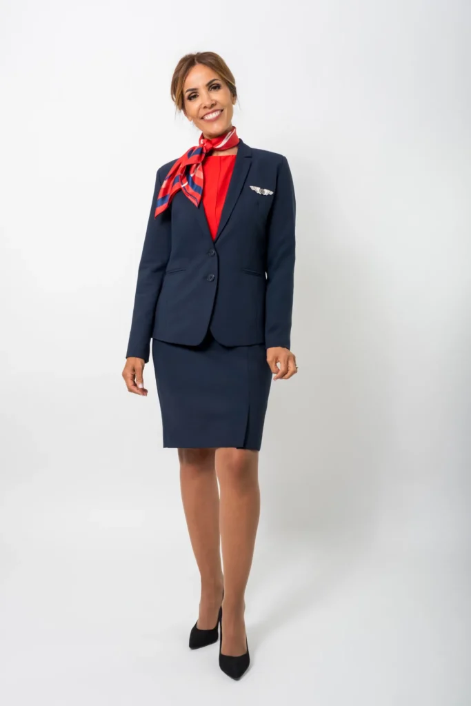 Uniforme aérien sur mesure : personnel navigant en tailleur marine et foulard rouge