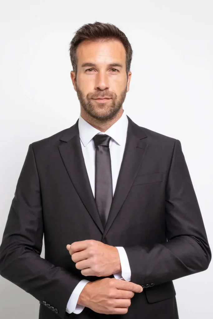 Uniforme de sûreté sur mesure : homme en costume noir, chemise blanche et cravate